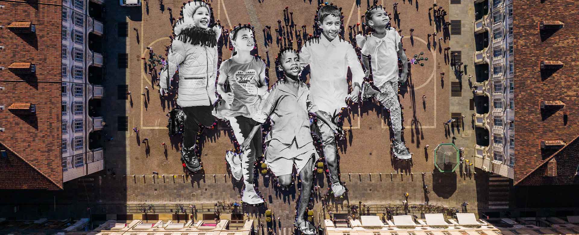 La performance in piazza San Carlo a Torino con le grandi opere di JR raffiguranti bambini e bambine profughi Copyright JR