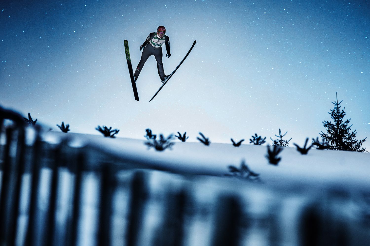 Atleta durante l’esecuzione del salto con gli sci © Federico Modica