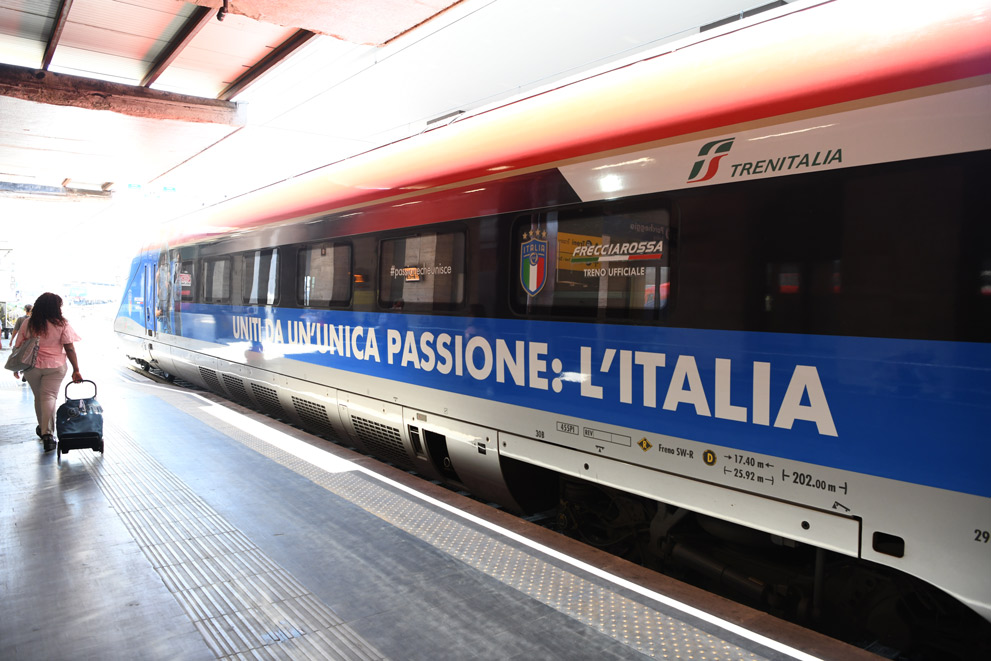 Il Frecciarossa, treno ufficiale della Nazionale, tinto d'zzurro per il viaggio che ha portato gli Azzurri a Roma il 10 giugno