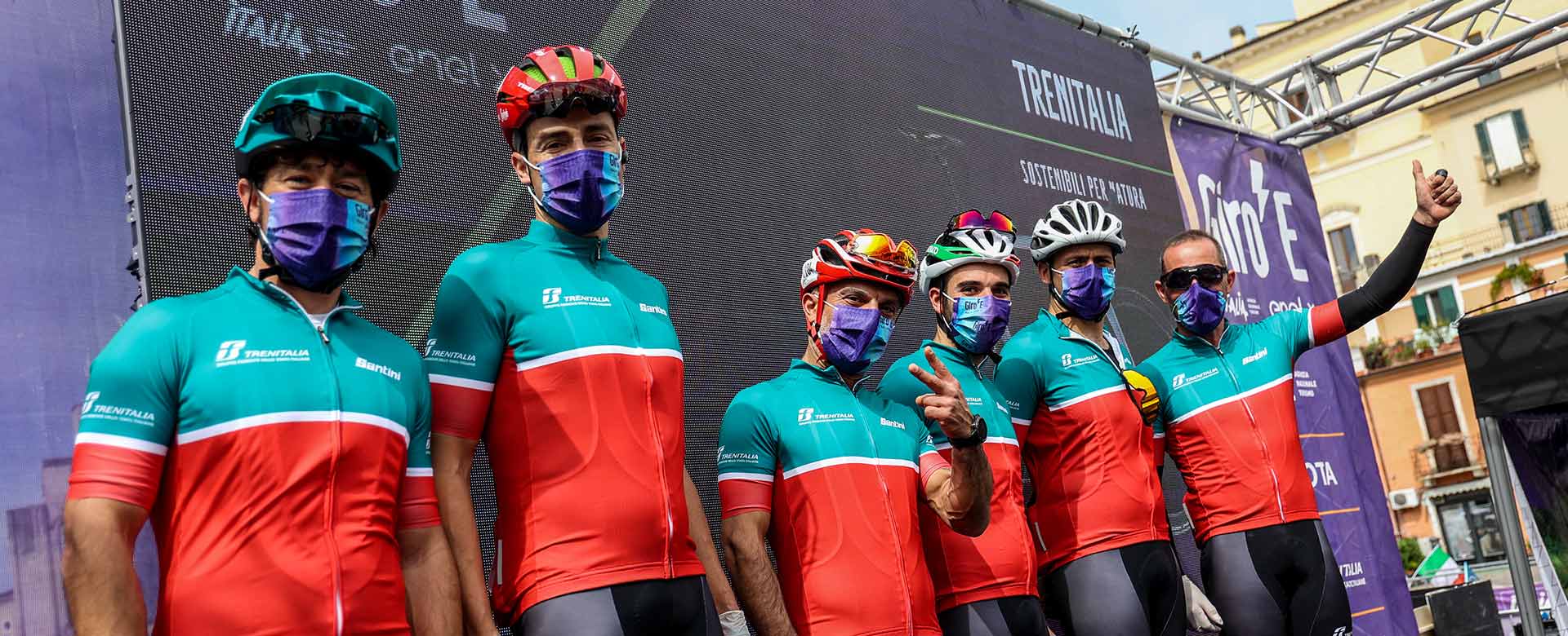 Il team Trenitalia che ha partecipato alla nona tappa del Giro E, da Sulmona a Campo Felice, in Abruzzo. Il secondo da destra Gianluca Simonetti