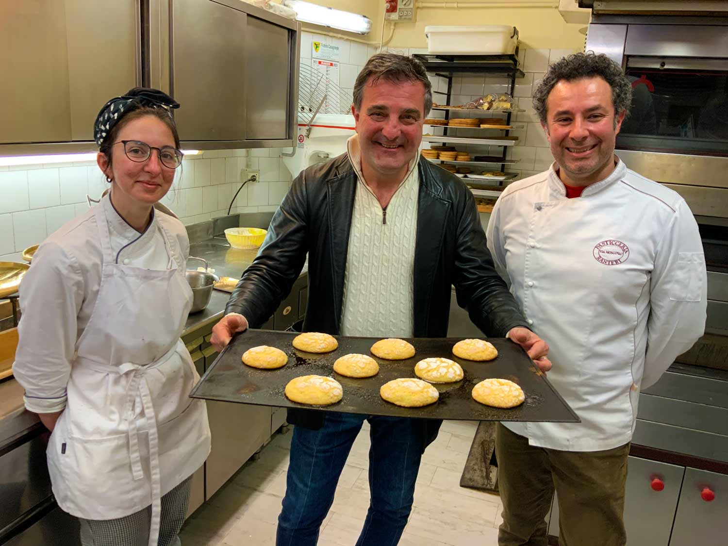 La pasticcera Alessandra, Andrea Radic e Maurizio Rana, proprietario della pasticceria Ranieri a Milano, con l'impasto del pan de mej