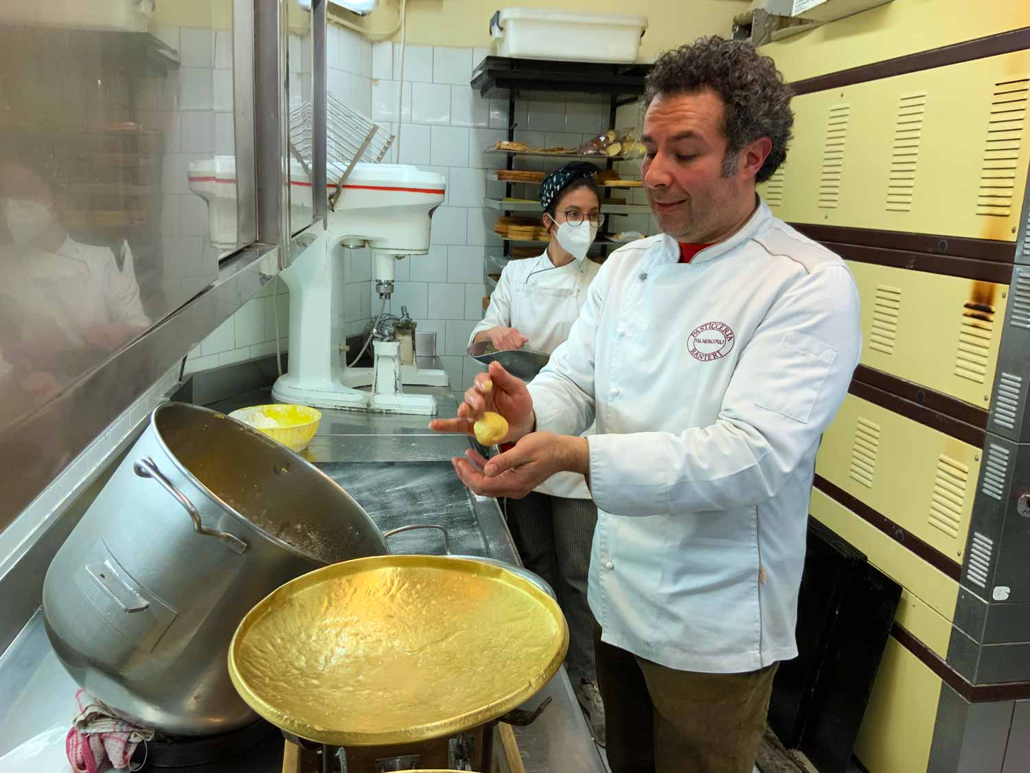Maurizio Rana, proprietario della pasticceria Ranieri a Milano, prepara l'impasto del pan de mej