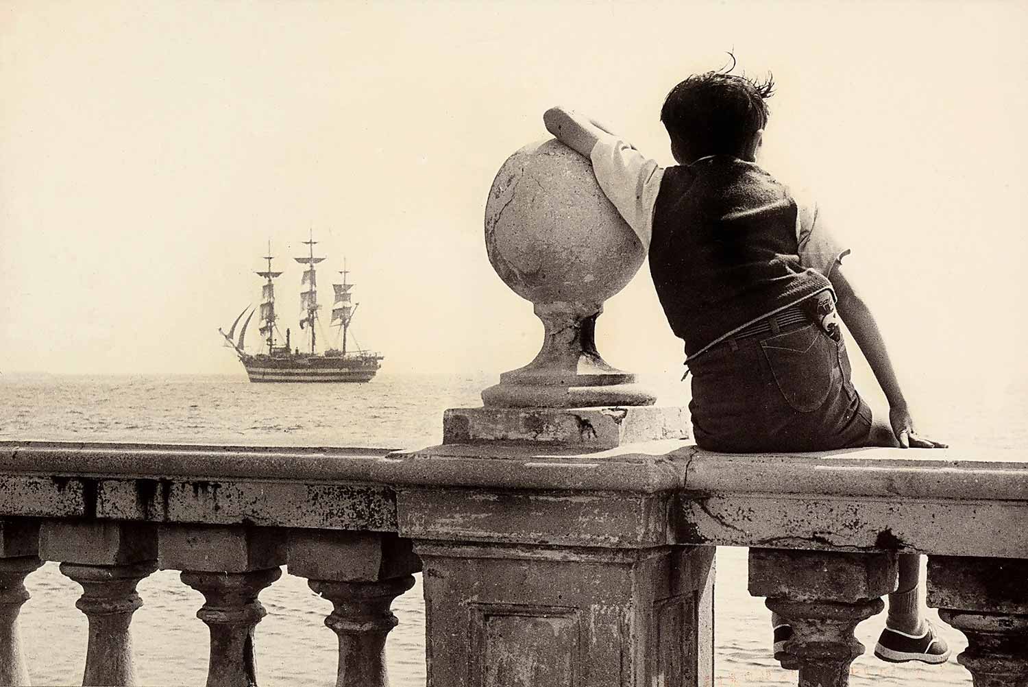 Michele Vestrini, Sognando i corsari, Terrazza Mascagni, Livorno (1958) ©Archivi Alinari - archivio Leiss, Firenze