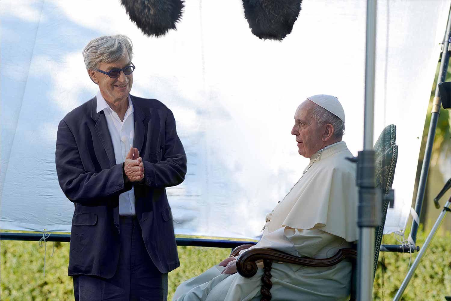 Wim Wenders e Papa Francesco in una foto di scena dal documentario Papa Francesco - Un uomo di parola © Arturo Delle Donne