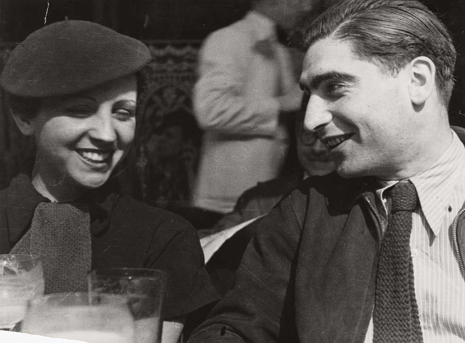 Fred Stein: Gerda Taro e Robert Capa, Café du Dôme, Parigi (1936)