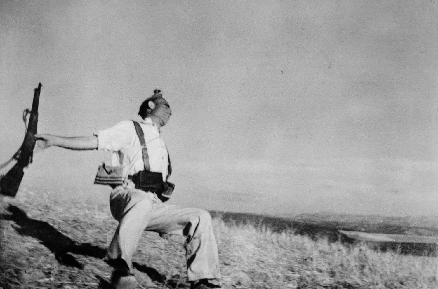 Robert Capa Morte di un miliziano lealista, nei pressi di Espejo Fronte di Cordoba, Spagna (inizio settembre 1936)