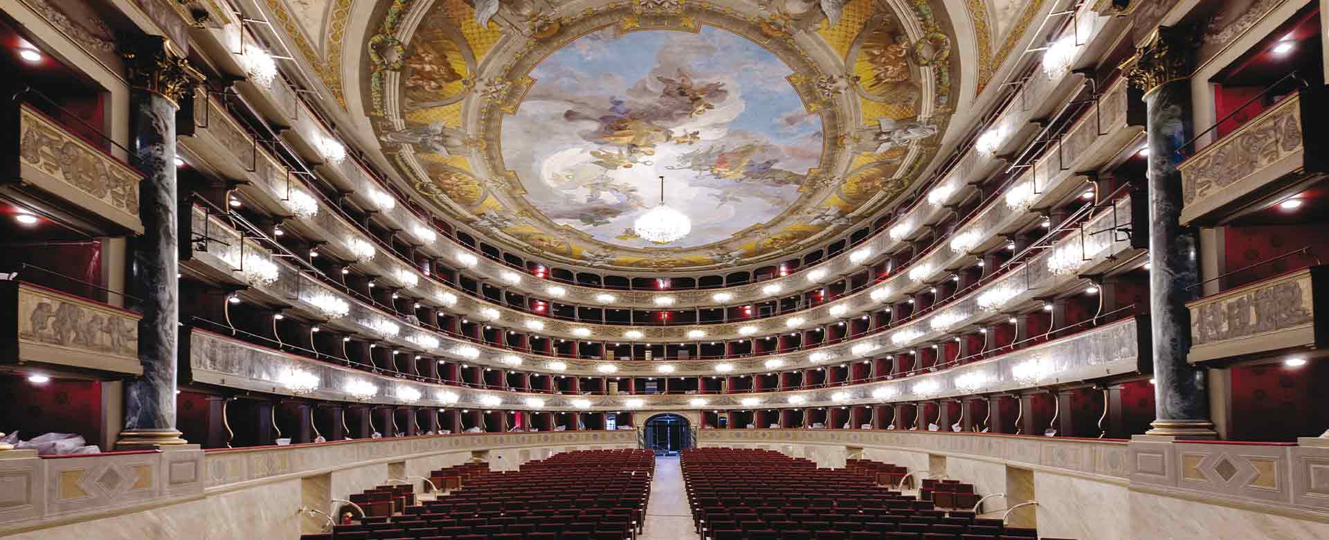 Immagine del Teatro Donizetti di Bergamo appena restaurato