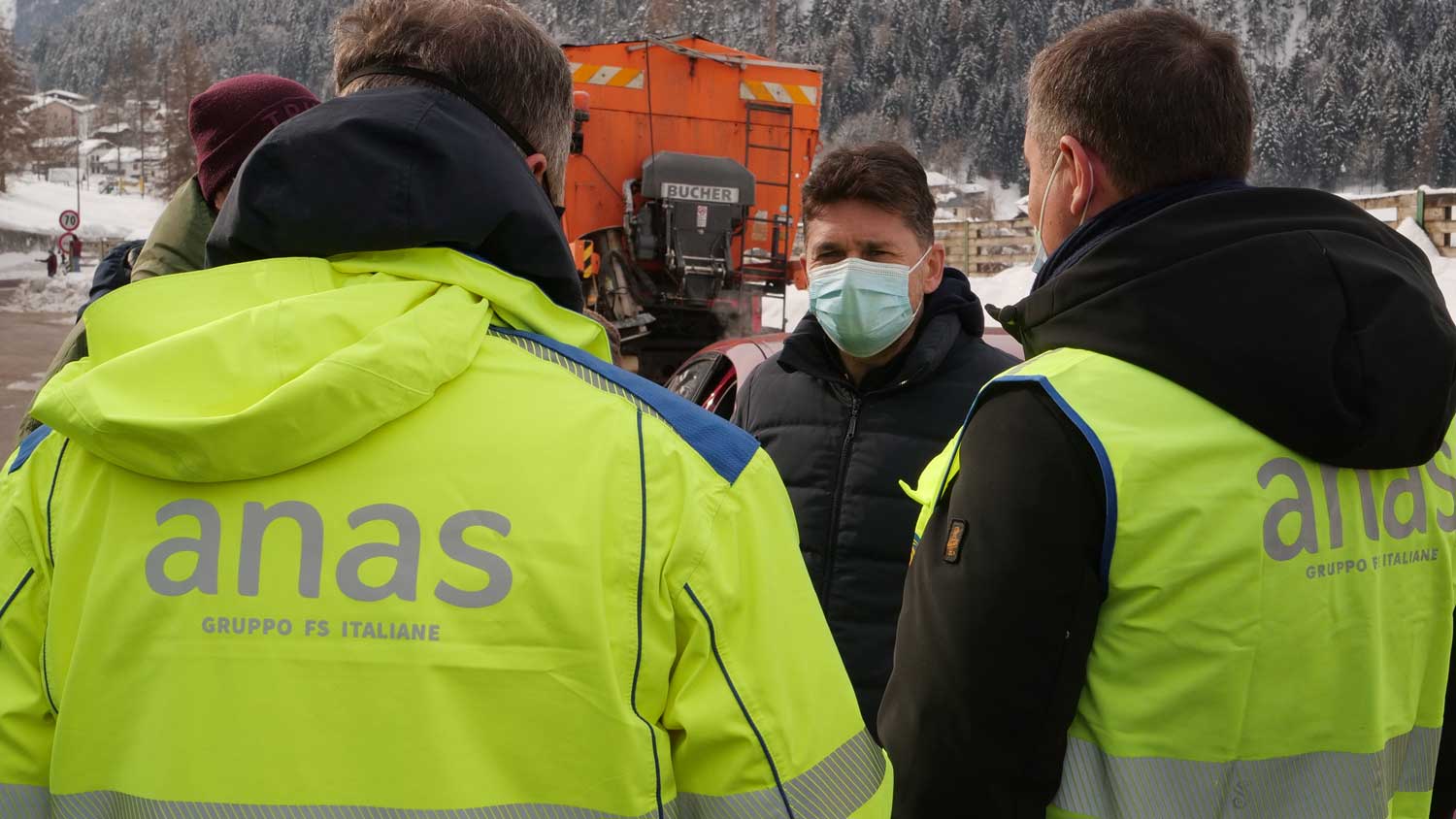 Giancarlo Fisichella con i tecnici Anas per la prova di guida sulla smart road verso Cortina