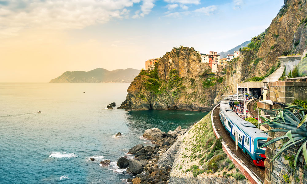 Ferrovia che costeggia il mare a Manarola