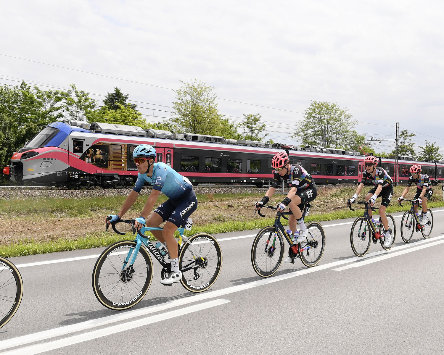 Il treno Pop affianca i ciclisti del Giro d'Italia in occasione della tappa 14, da Cittadella al Monte Zoncolan