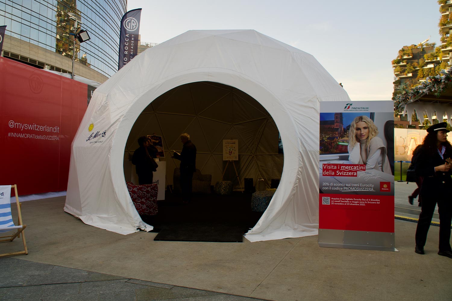 Swiss Winter Village di Milano con l'igloo di Trenitalia-SBB