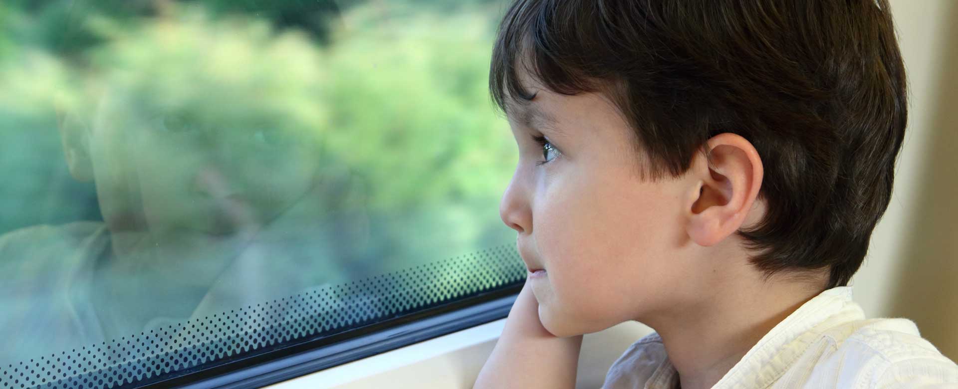 Bambino sul treno