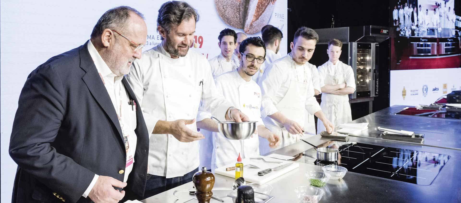 Il giornalista Paolo Marchi con lo chef Carlo Cracco durante un'edizione del congresso gastronomico Identita golose a Milano