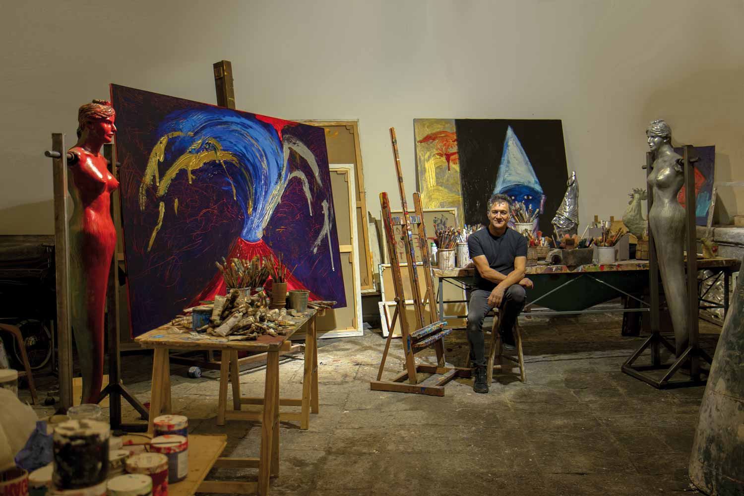 Lello Esposito e, in primo piano, un quadro del Vesuvio