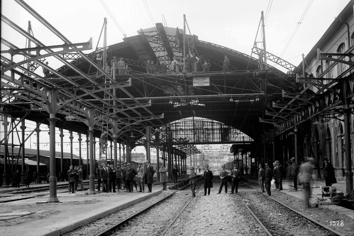 4.	Il piazzale dei binari della stazione di Pistoia durante i lavori per la costruzione della copertura metallini a inizio Novecento.