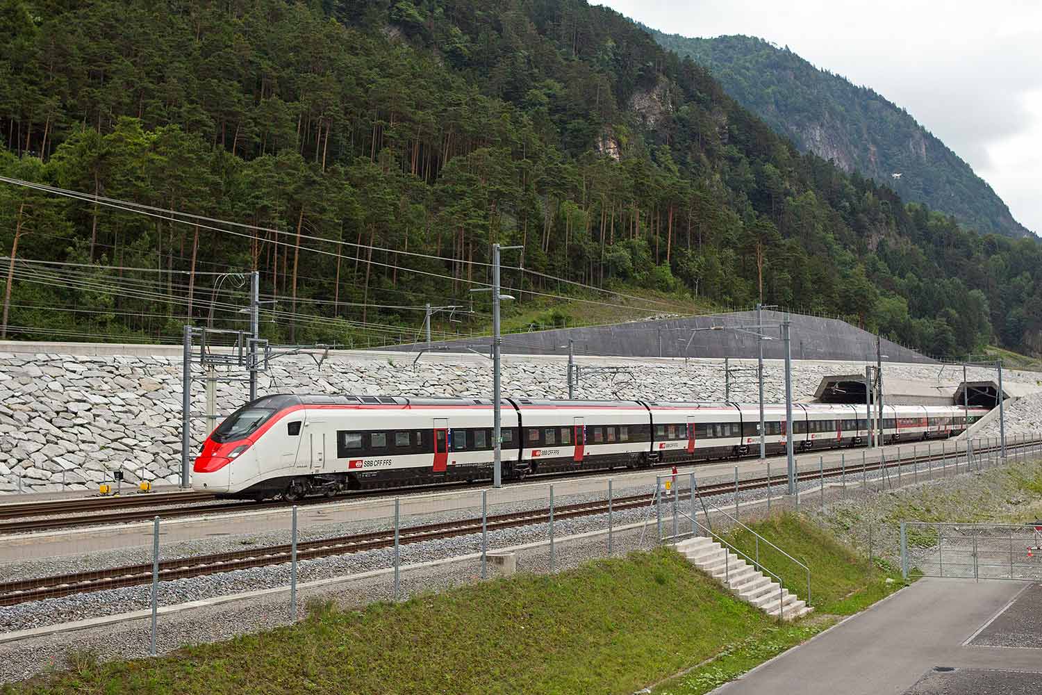 Un treno a lunga percorrenza lascia la Galleria di base del San Gottardo al portale nord ©SBB CFF FFS Dario Haeusermann