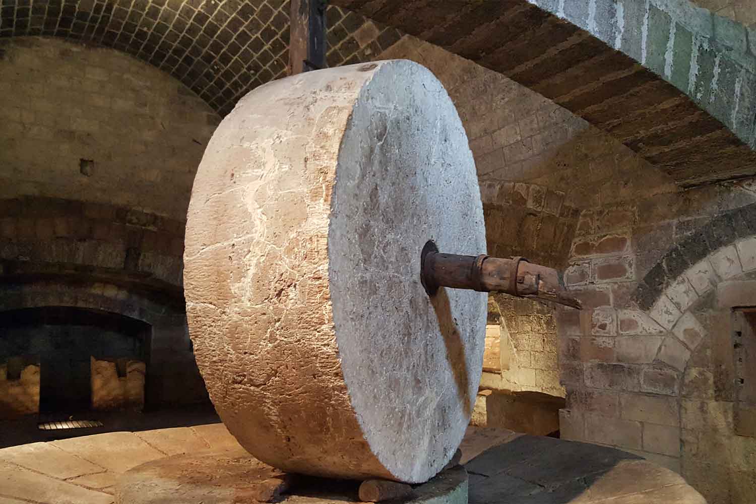 Macina in pietra del frantoio semi ipogeo di Muro Leccese